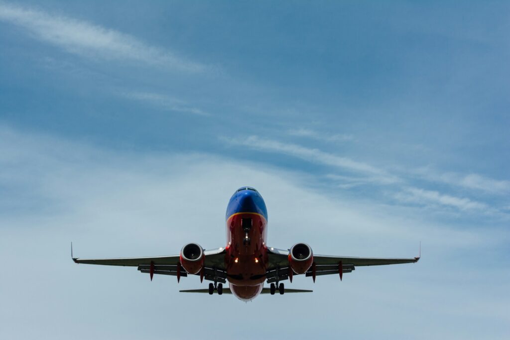 flygplan blå himmel