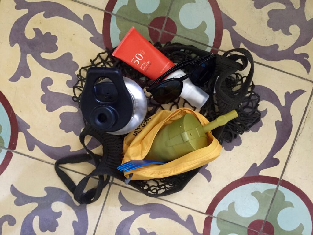 Zero waste resa. Nätväska med återanvändbar vattenflaska, spork och korallsäker solkräm utan oxybenzone. 