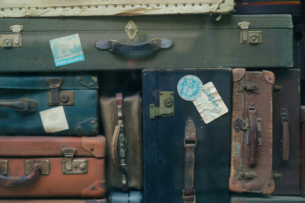 Packa smart är också en del av att resa hållbart. Gamla koffertar är vackra men kanske inte så praktiska. 