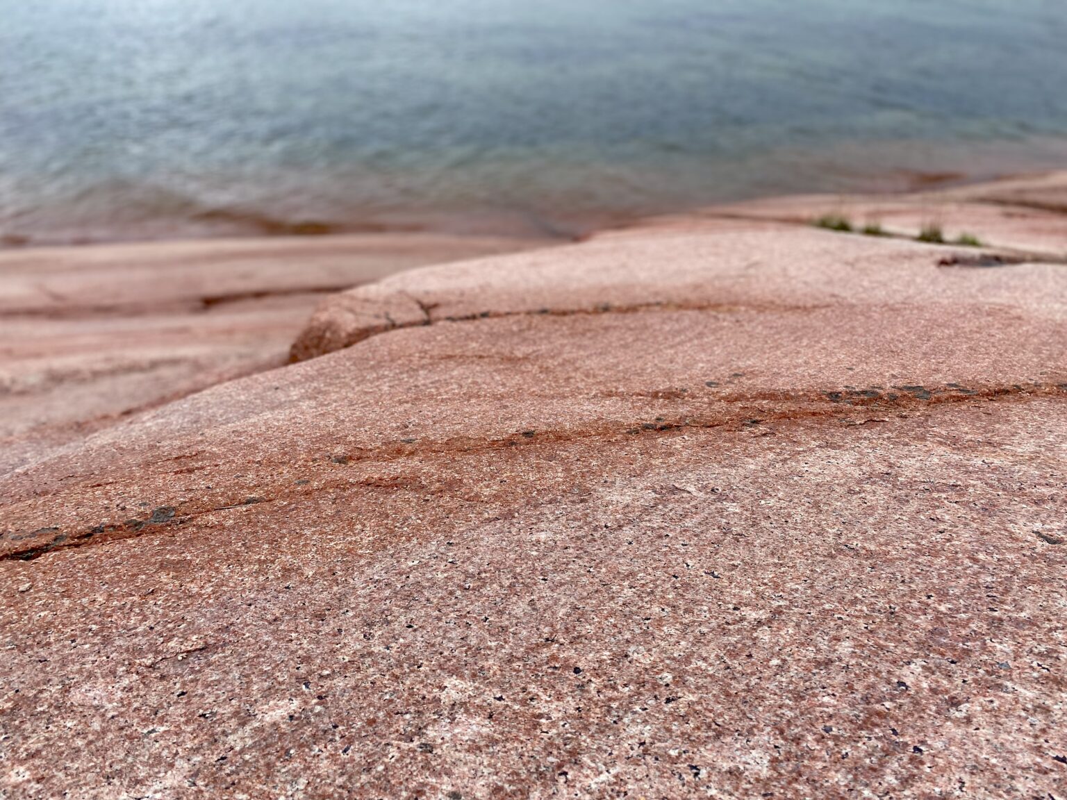 rosa sten med havet bakom