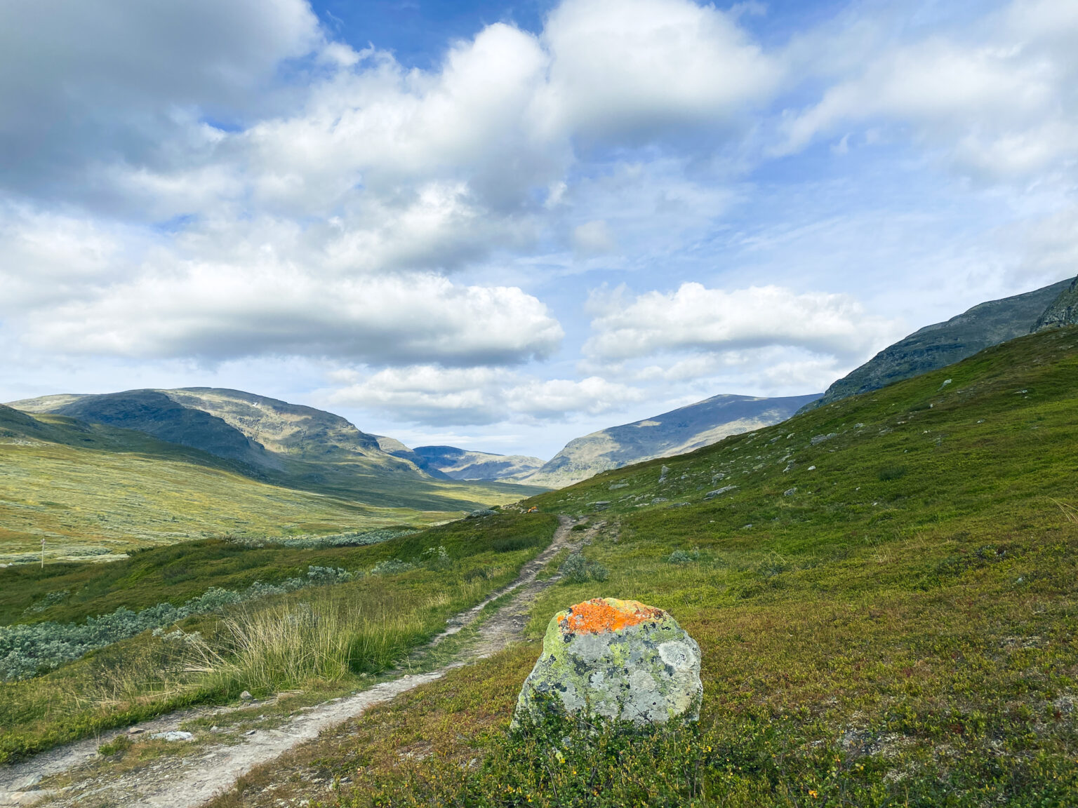 Orange sten Kungsleden vandring Hemavan