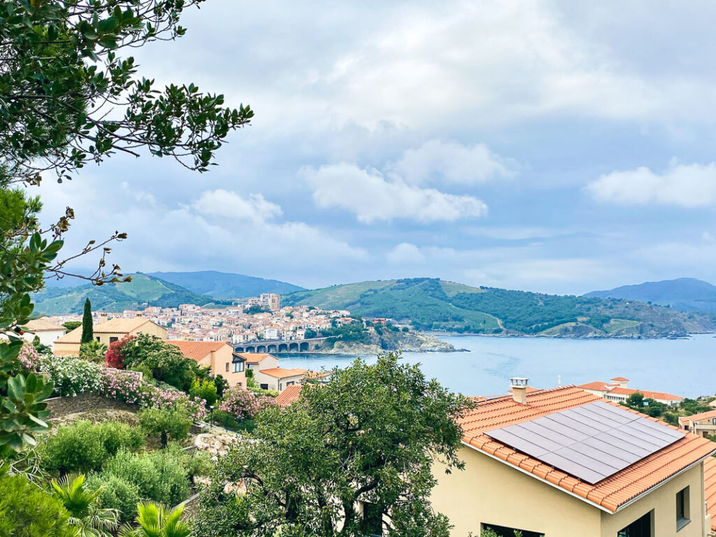 Vy franska byn Banuyls sur Mer längs Côte Vermeille