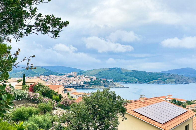 Vy franska byn Banuyls sur Mer längs Côte Vermeille