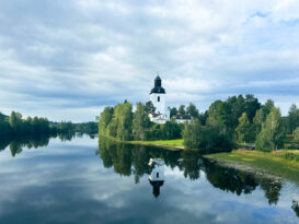 Järvsö kyrka spegelbild Ljusnan