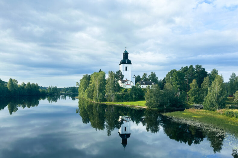 Järvsö kyrka spegelbild Ljusnan