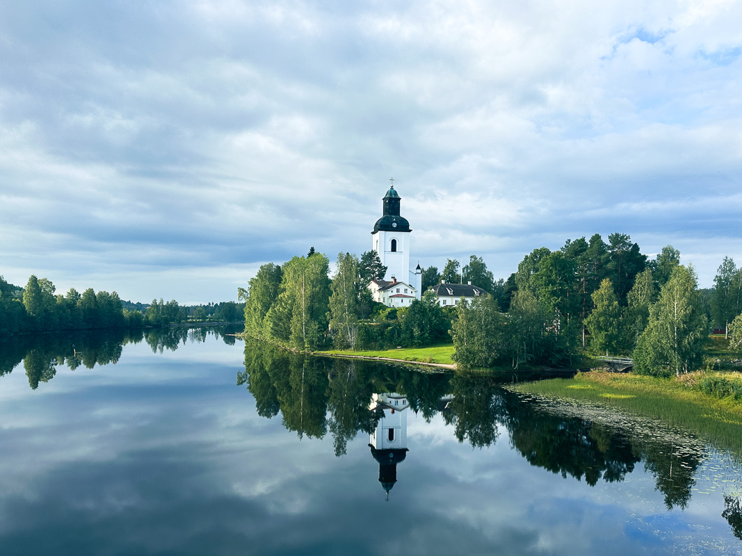 Järvsö kyrka spegelbild Ljusnan
