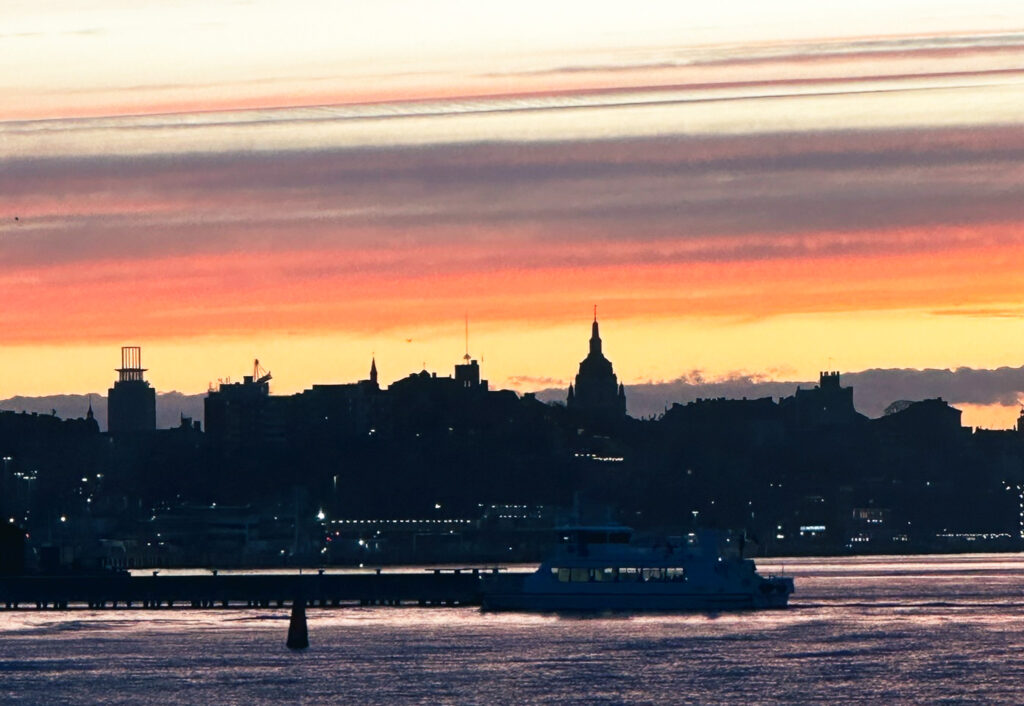 stockholms siluett och rosa himmel