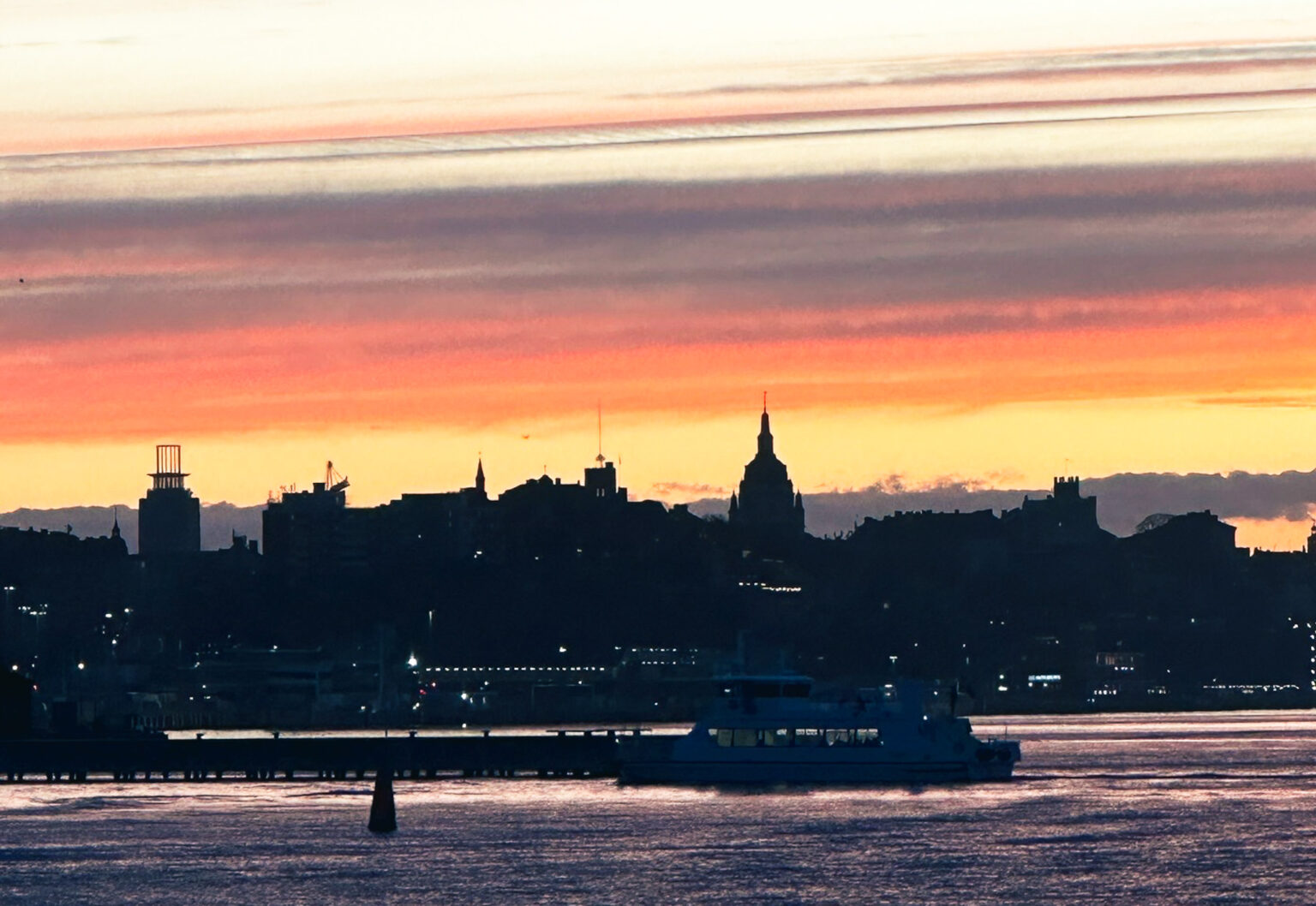 stockholms siluett och rosa himmel