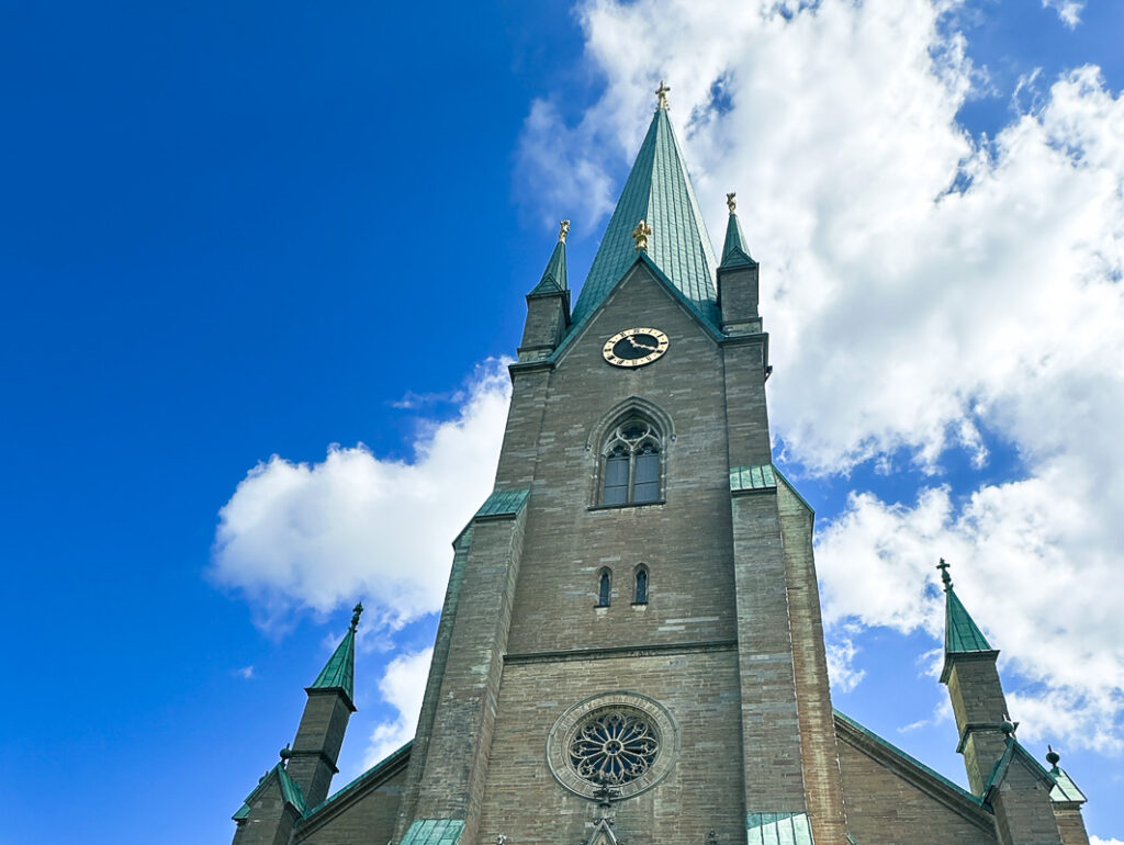 Domkyrkan i Linköping sträcker sig mot skyn.