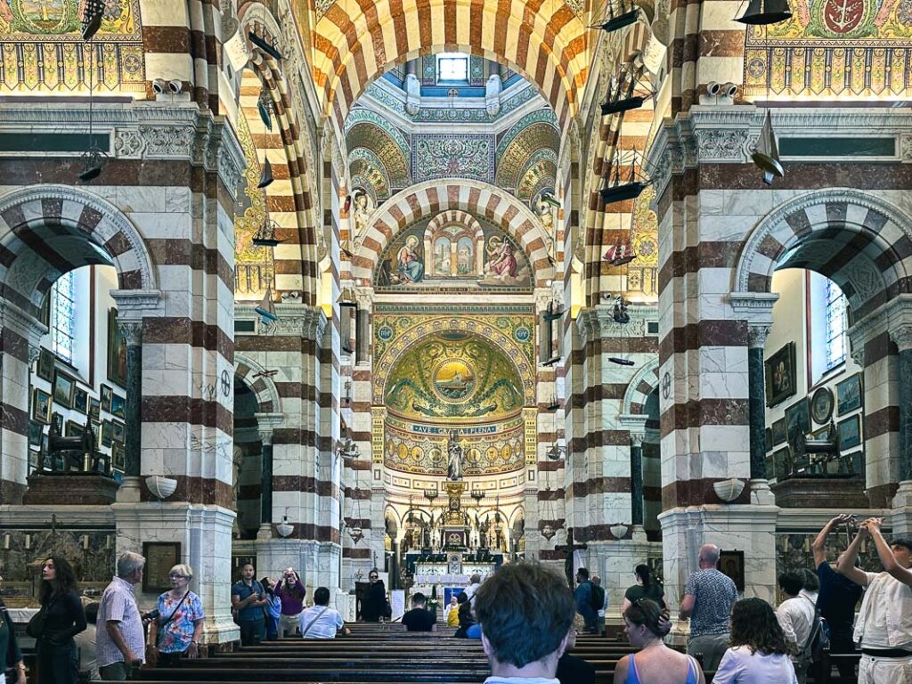 Inifrån Basilique de la notre dame de la garde "la Bonne Mere" i Marseille