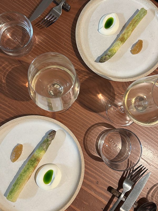 Tallrik restaurang lokalt fokus i Marseille