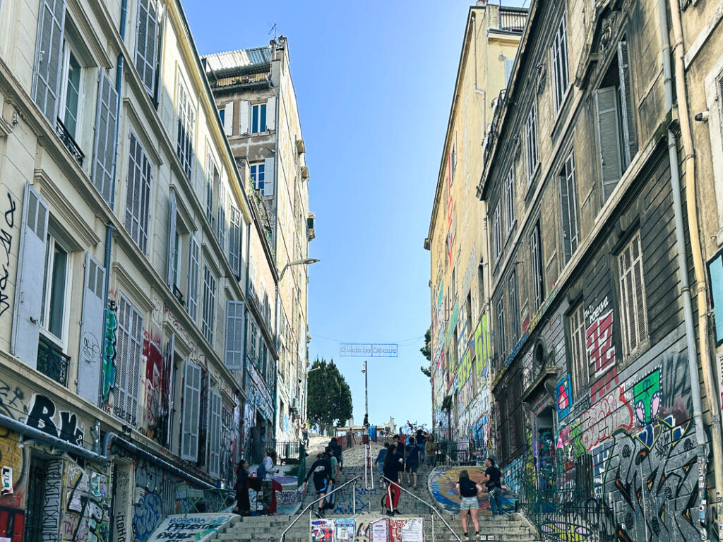 Trappor till Cours Julien i Marseille