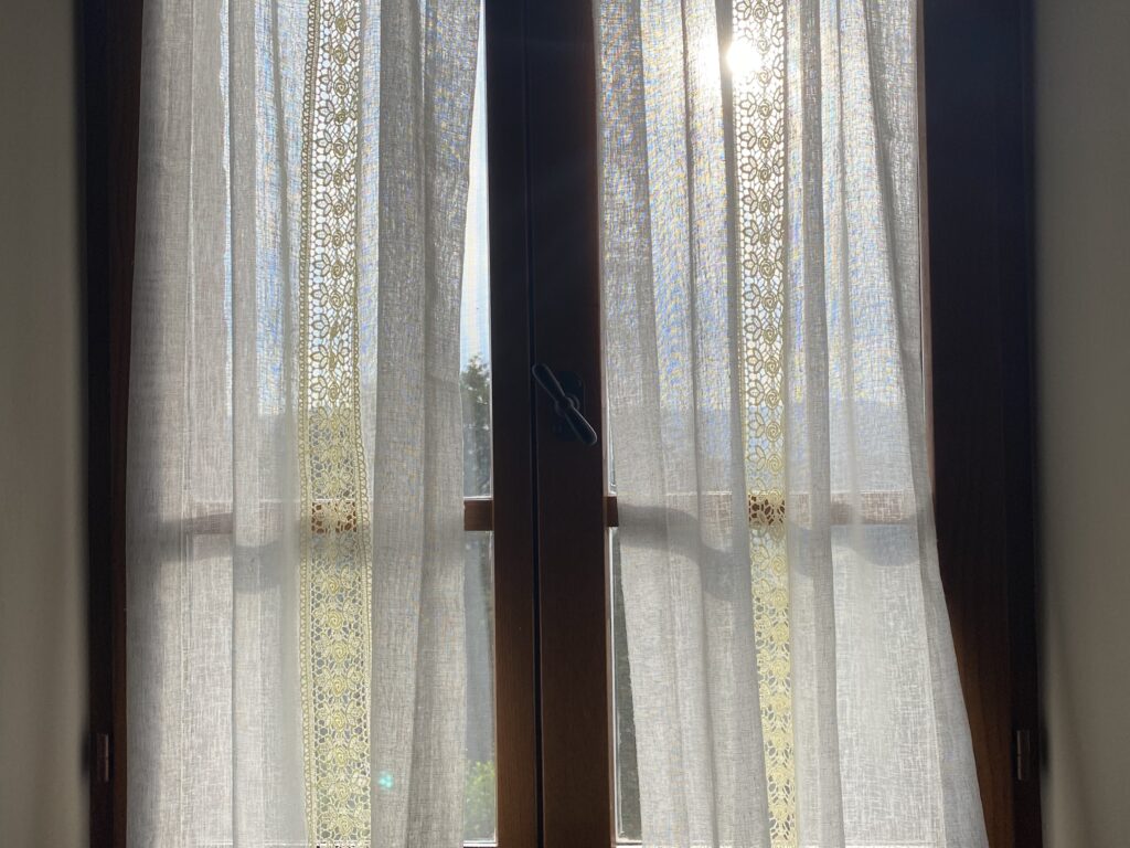 resandets framtid solen skiner genom gardinerna