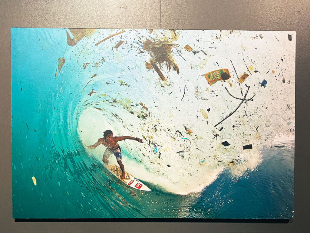 surfare på en våg fylld av plast