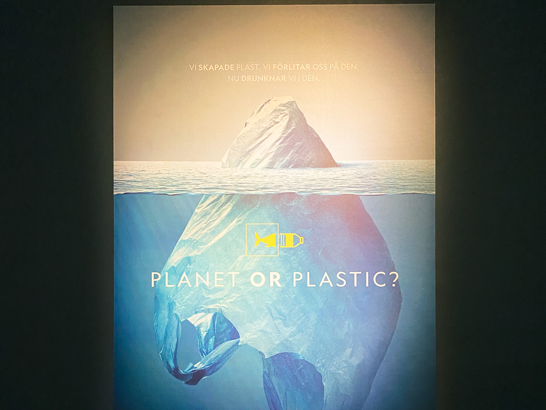 planeten eller plast? en papperspåse i havet.