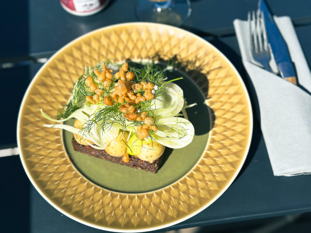 Danskt vegetariskt smörrebröd på Café Fjordliv i Roskilde. 