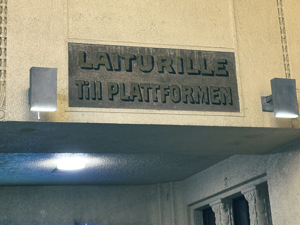 skylt till plattformen helsingfors tågstation